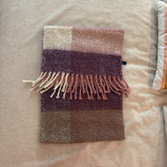 FREE Scarf With 3+ Bundle or $50+ Spend! Super Cozy Denver Heyes Scarf! - Picture 2 of 6